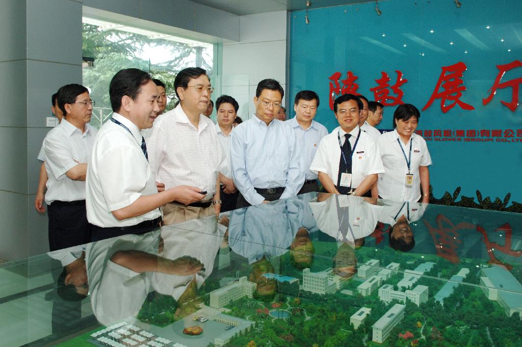 2009年省委书记赵乐际陪同国务院副总理张德江来太阳娱乐视察事情