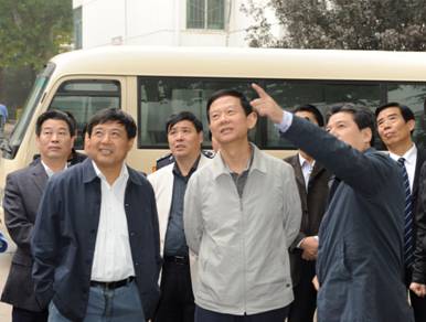 2011年集团公司董事长印建安陪同市委常委、市政法委书记丁健到太阳娱乐社区视察各项事情