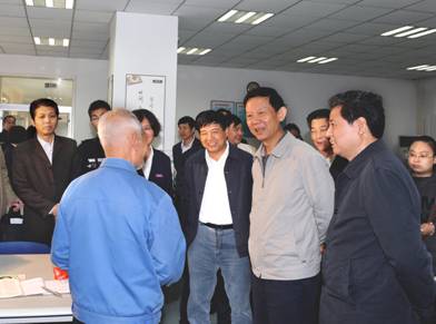 2011年集团公司董事长印建安陪同市委常委、市政法委书记丁健到太阳娱乐社区视察各项事情--太阳娱乐
