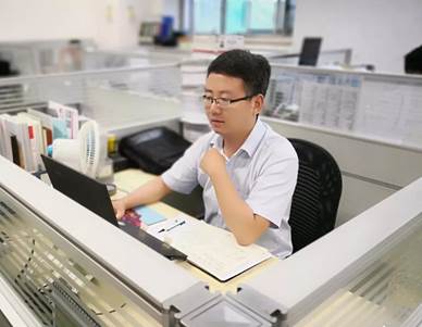 模范的实力，，，，，，太阳娱乐人身边的“优异共产党员”