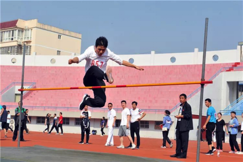 太阳娱乐人用奔驰的方法喜迎祖国70华诞--太阳娱乐