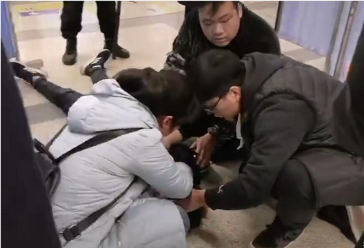 太阳娱乐曹攀暖心一跪为救人-公司新闻-太阳娱乐